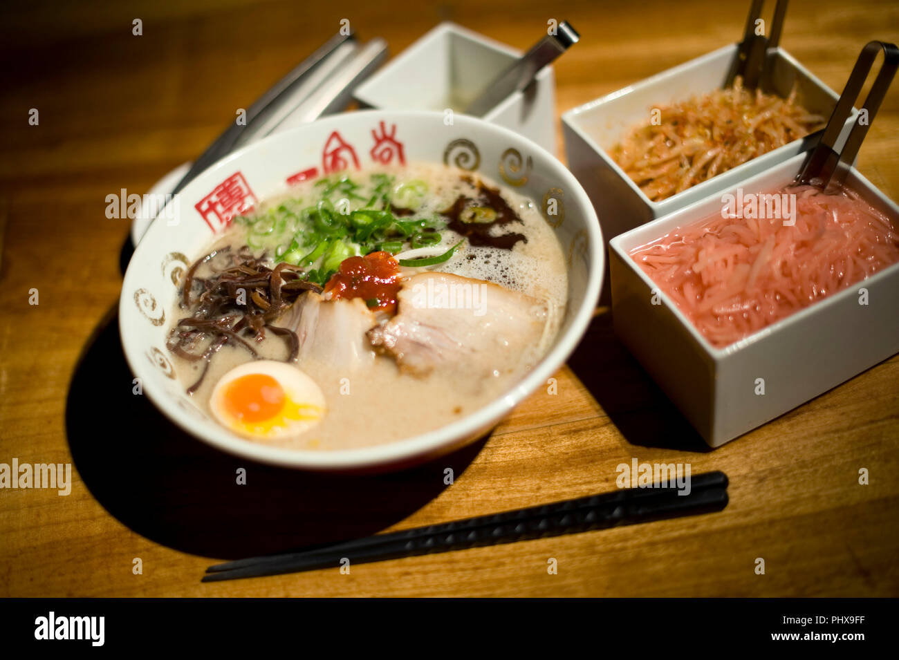 Nouilles à soupe photo montre à Hakata Ramen préparé Ippudo du magasin principal dans le Daimyo district de Fukuoka, la Préfecture de Fukuoka au Japon, le 08 mars 201 Banque D'Images