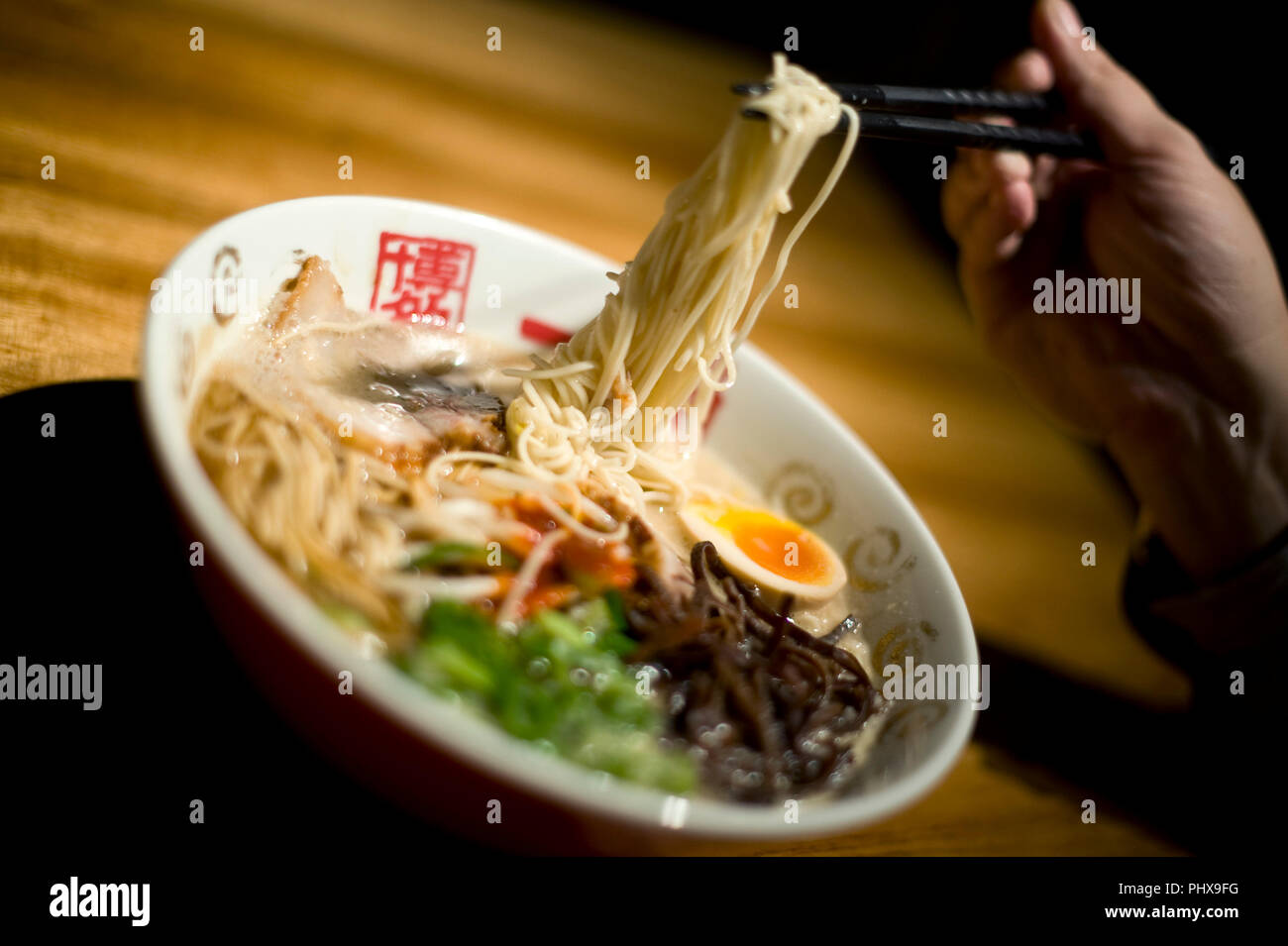 Nouilles à soupe photo montre à Hakata Ramen préparé Ippudo du magasin principal dans le Daimyo district de Fukuoka, la Préfecture de Fukuoka au Japon, le 08 mars 201 Banque D'Images
