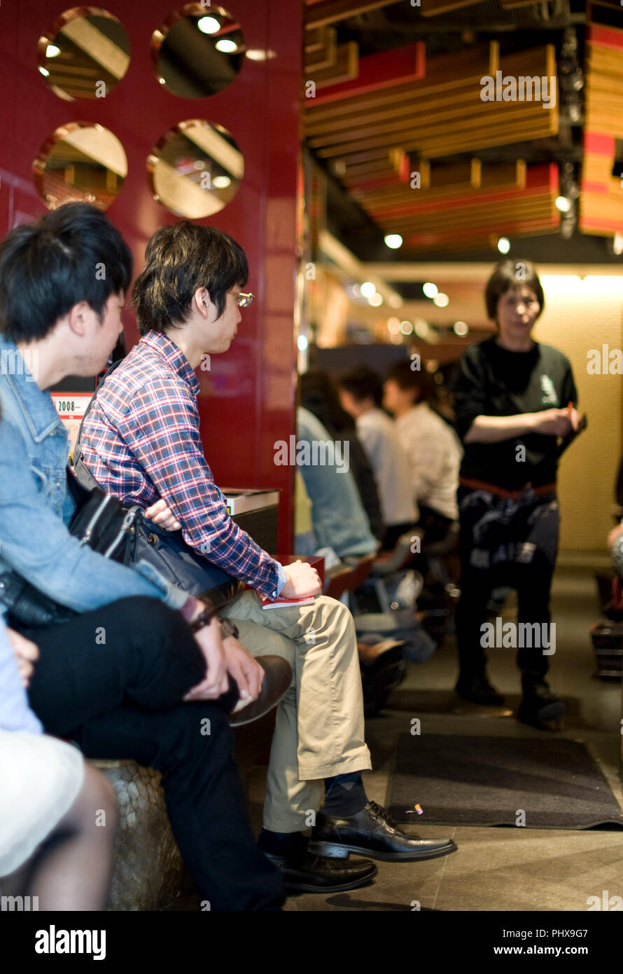 Les clients jusqu'à profiter de la soupe nouilles préparées à Hakata Ramen Ippudo dans le magasin principal du daimyo du district de Fukuoka, la Préfecture de Fukuoka au Japon Banque D'Images