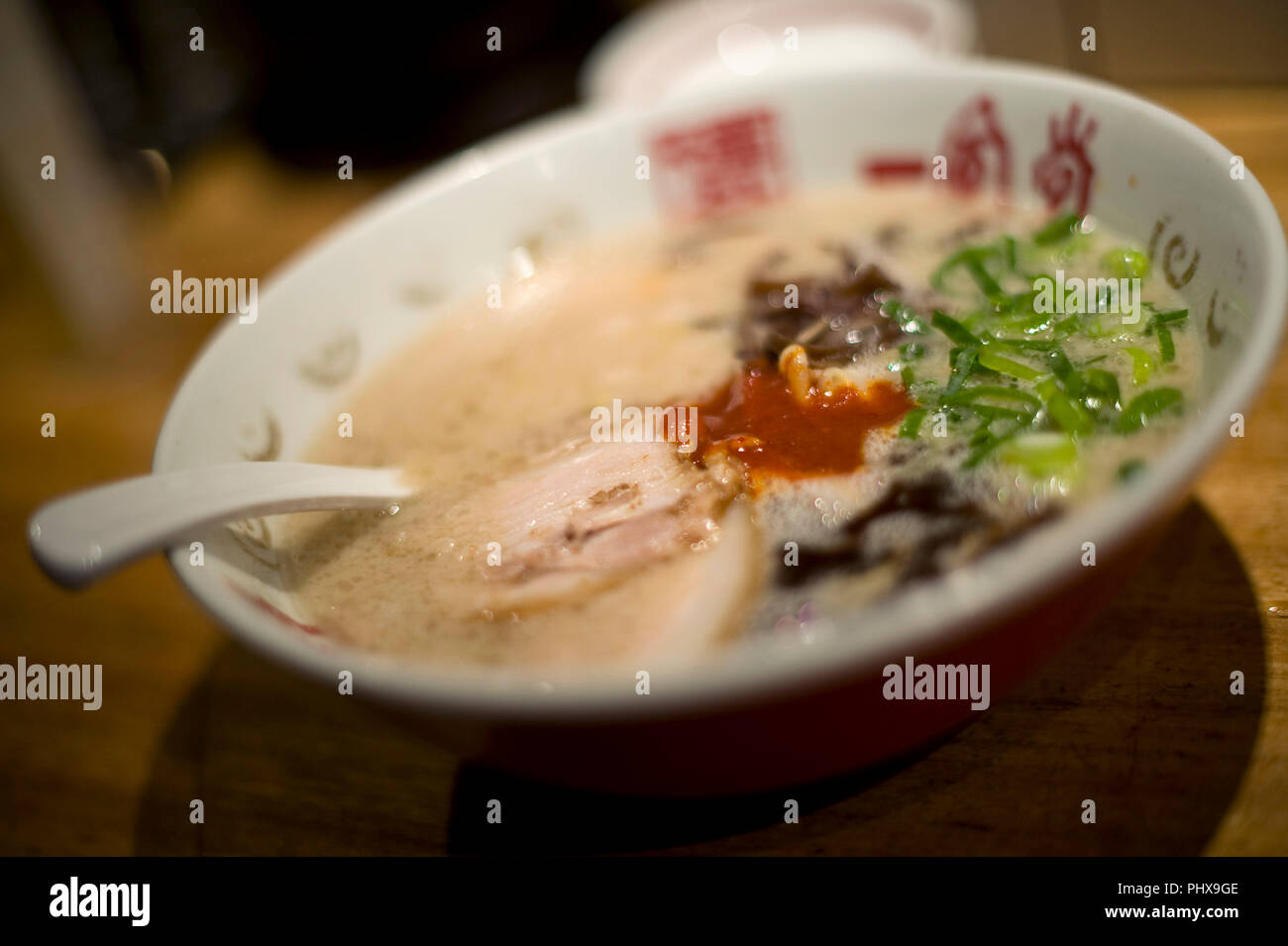 Nouilles à soupe photo montre à Hakata Ramen préparé Ippudo du magasin principal dans le Daimyo district de Fukuoka, la Préfecture de Fukuoka au Japon, le 08 mars 201 Banque D'Images