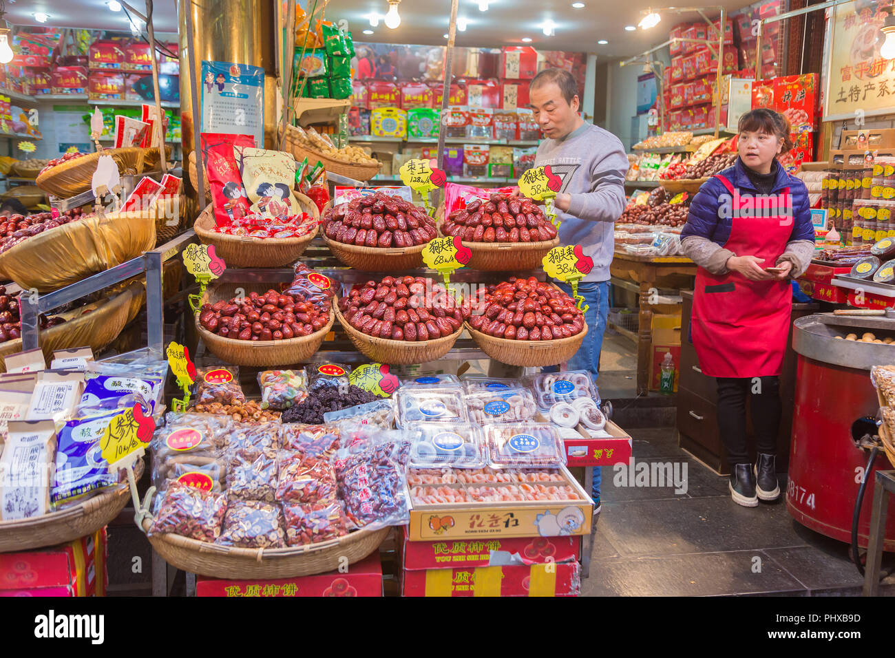 XIAN, CHINE - 10 mars 2018 - fruits secs et quelques ventes préparer et attendre pour leurs clients dans leur boutique à Xian, Chine le 10 mars 2018 Banque D'Images