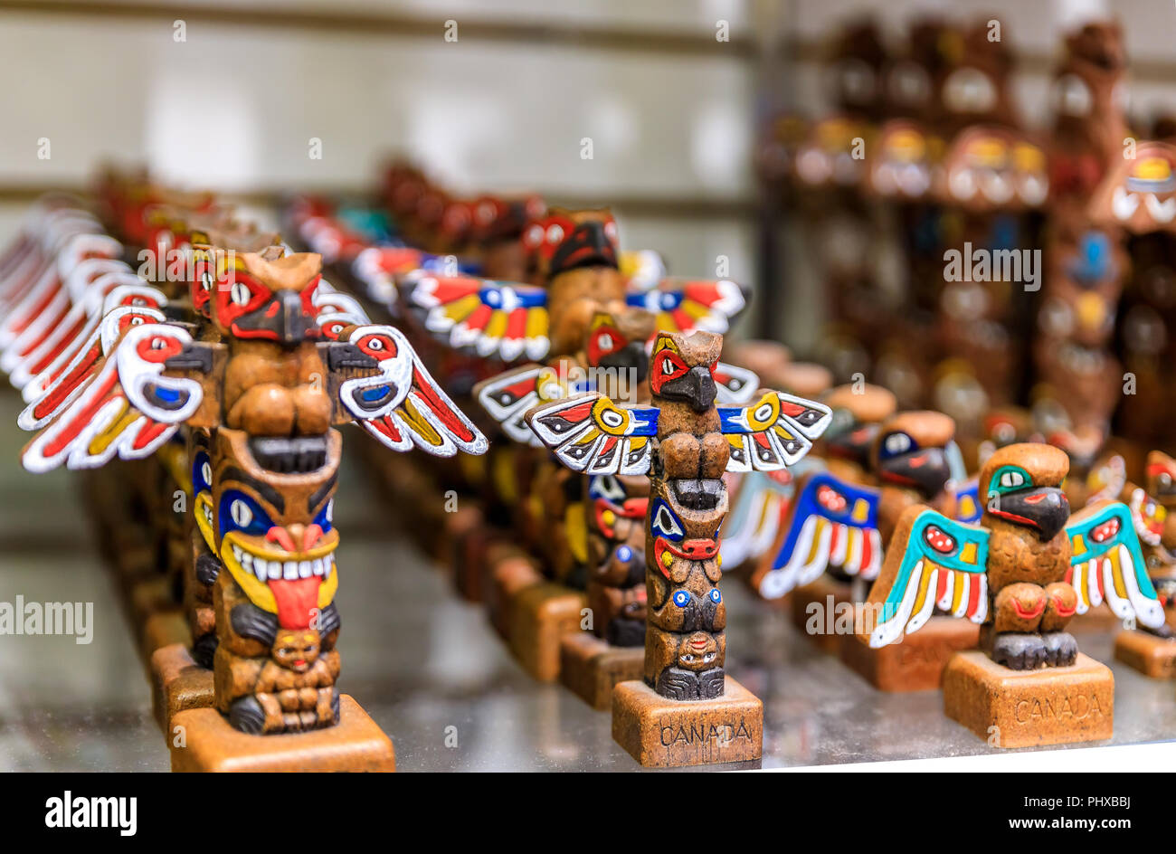 Miniature en bois sculpté ou Premières Nations Native American Indian totem souvenirs dans une boutique touristique à Vancouver Canada Banque D'Images