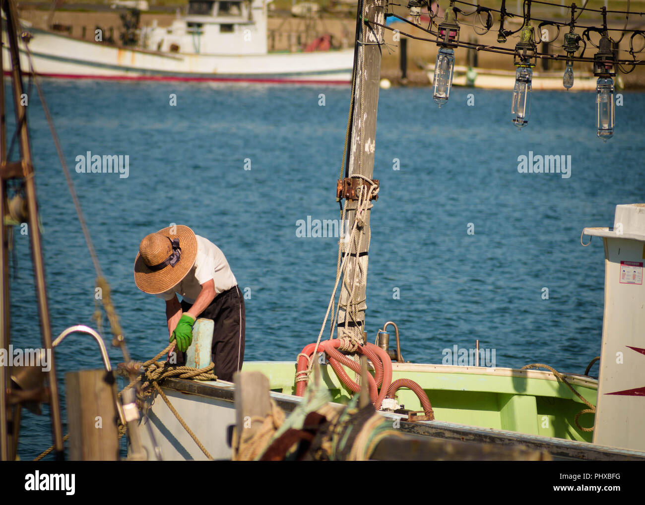 Un pêcheur de la préparation de son bateau de pêche avant de sortir de la mer. Banque D'Images