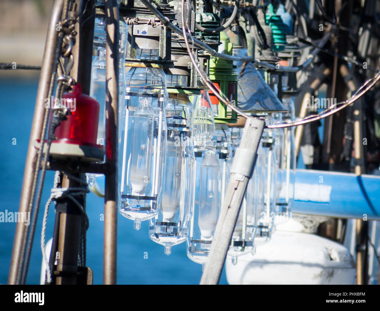 Ensemble d'ampoules de pêche sur un bateau de pêche. Pris dans la ville de Nishinomiya à Fukuoka, au Japon. Banque D'Images