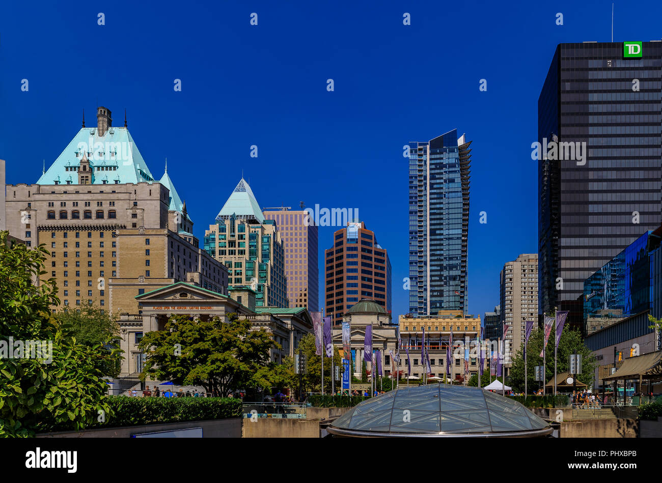Vancouver, Canada - Août 06, 2018 : Robson Square skyline avec de vieux bâtiments et les gratte-ciel modernes downtown Banque D'Images