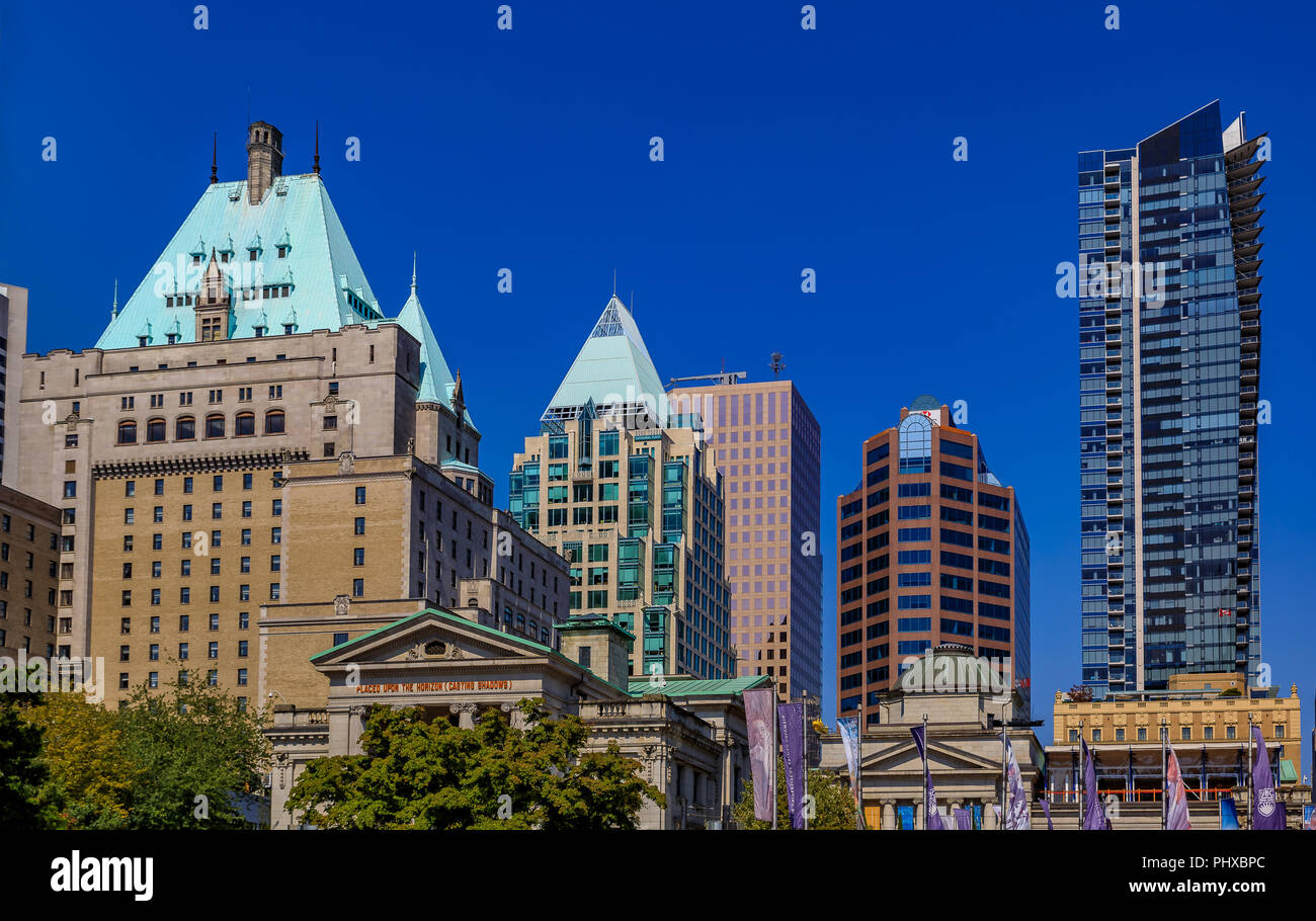 Vancouver, Canada - Août 06, 2018 : Robson Square skyline avec de vieux bâtiments et les gratte-ciel modernes downtown Banque D'Images