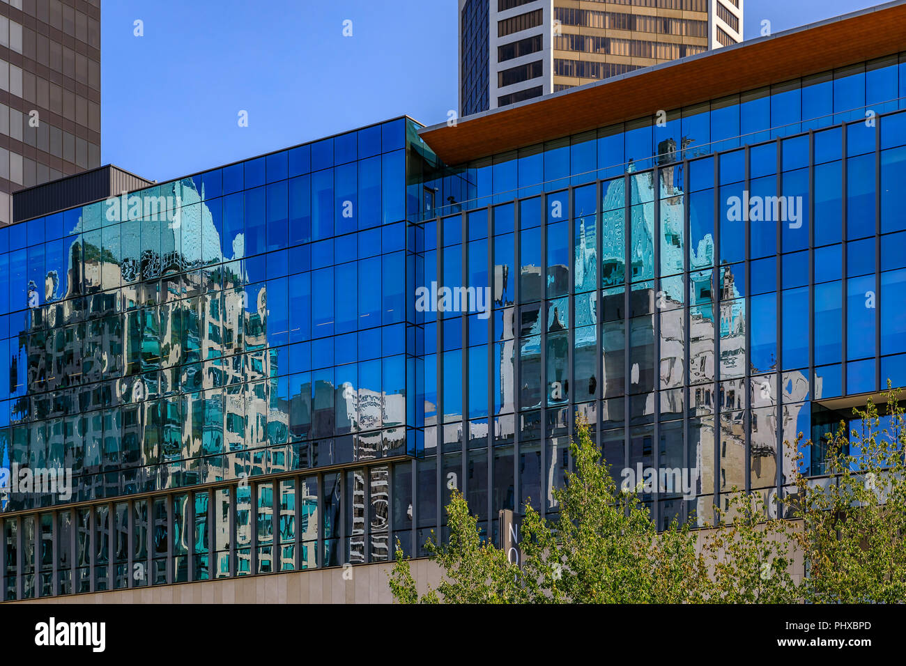 Les vieux bâtiments reflétant dans le verre des gratte-ciel modernes sur Robson Square, au centre-ville de Vancouver, Canada Banque D'Images