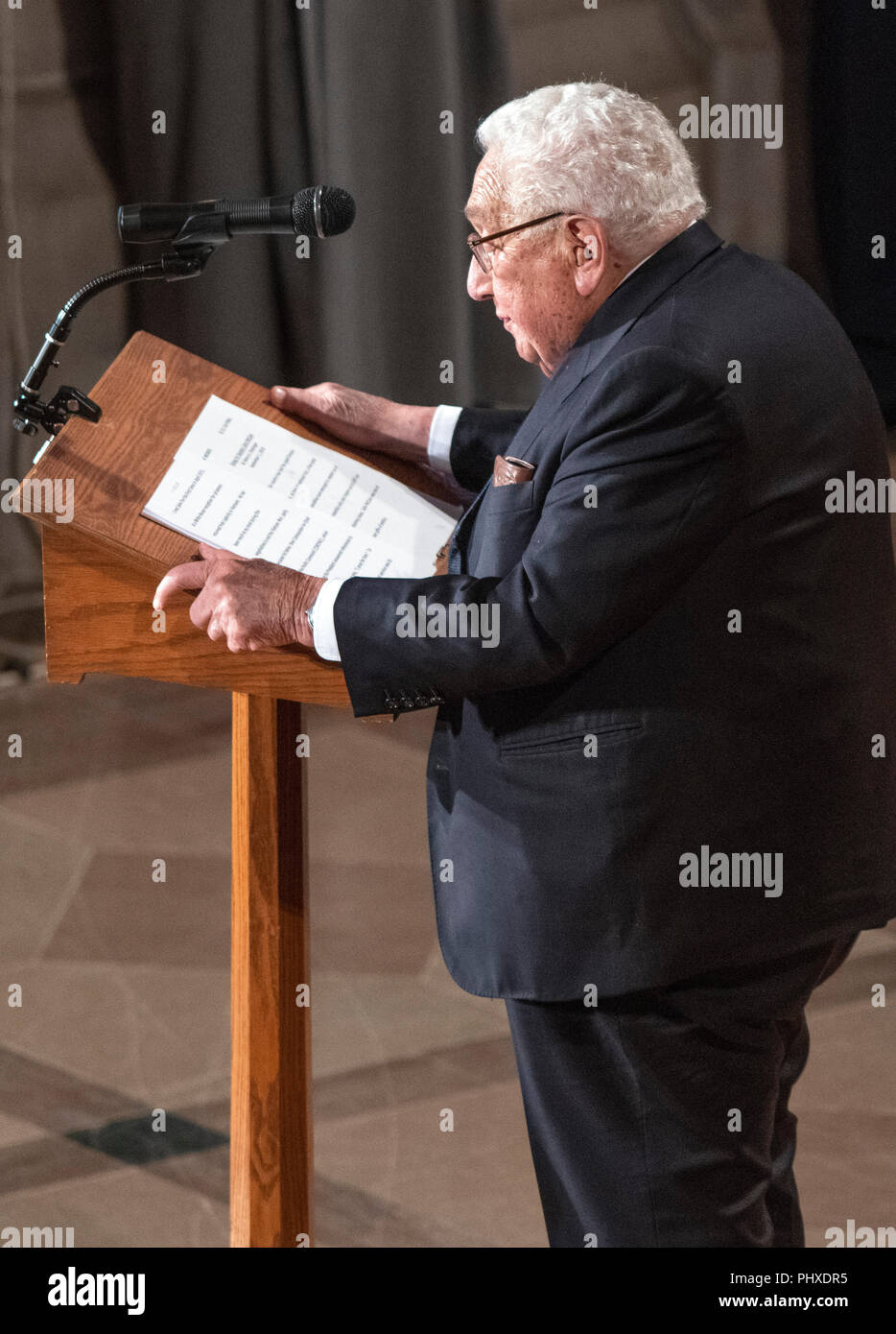 Washington, États-Unis d'Amérique. 06Th Nov, 2018. Ancien secrétaire d'État Henry Kissinger parle lors du service funèbre pour la fin le sénateur américain John S. McCain, III (républicain de l'Arizona) à la cathédrale nationale de Washington à Washington, DC le Samedi, Septembre 1, 2018. Credit : Ron Sachs/CNP (restriction : NO New York ou le New Jersey Journaux ou journaux dans un rayon de 75 km de la ville de New York) | Conditions de crédit dans le monde entier : dpa/Alamy Live News Banque D'Images