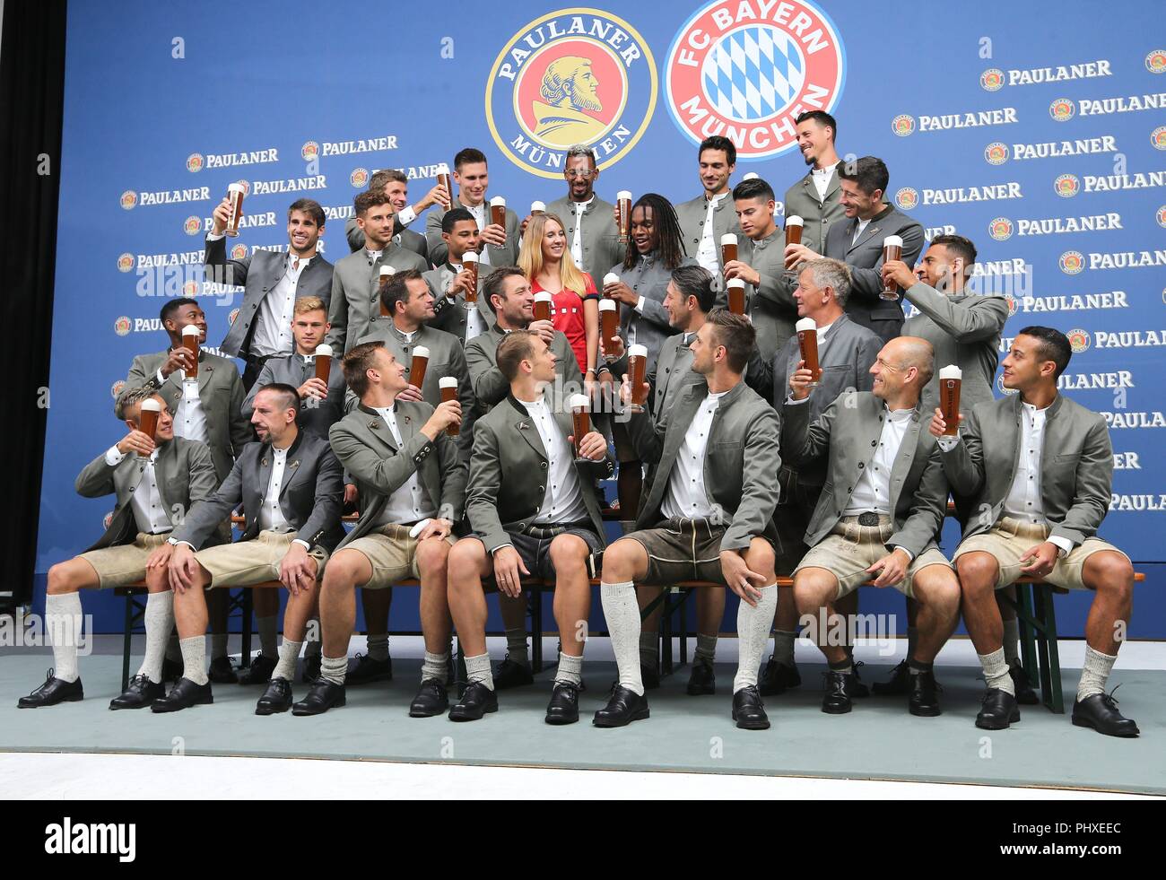 Firo : 02.09.2018, Fuvuball, 1.Bundesliga, la saison 2018/2019, le FC Bayern  Munich cuir pantalon pousse de photo, photo de l'équipe de Munich, Bavaria,  Munich, Paulaner, geste, dans le monde d'utilisation | Photo