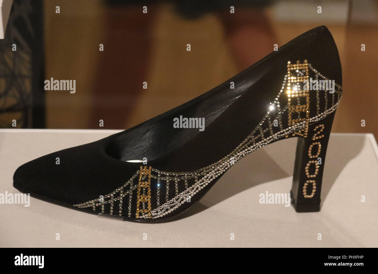 New York City, New York, USA. Sep, 2018 2. Une vue de la collection du millénaire pompe conçue par Baghsarian Arsho Stuart Weitzman pour ca. 2000, faites de cuir et de cristaux Swarovski, dans l'exposition 'Walk This Way' chaussures de la collection Stuart Weitzman a tenu à la New York Historical Society. Credit : Nancy/Kaszerman ZUMA Wire/Alamy Live News Banque D'Images