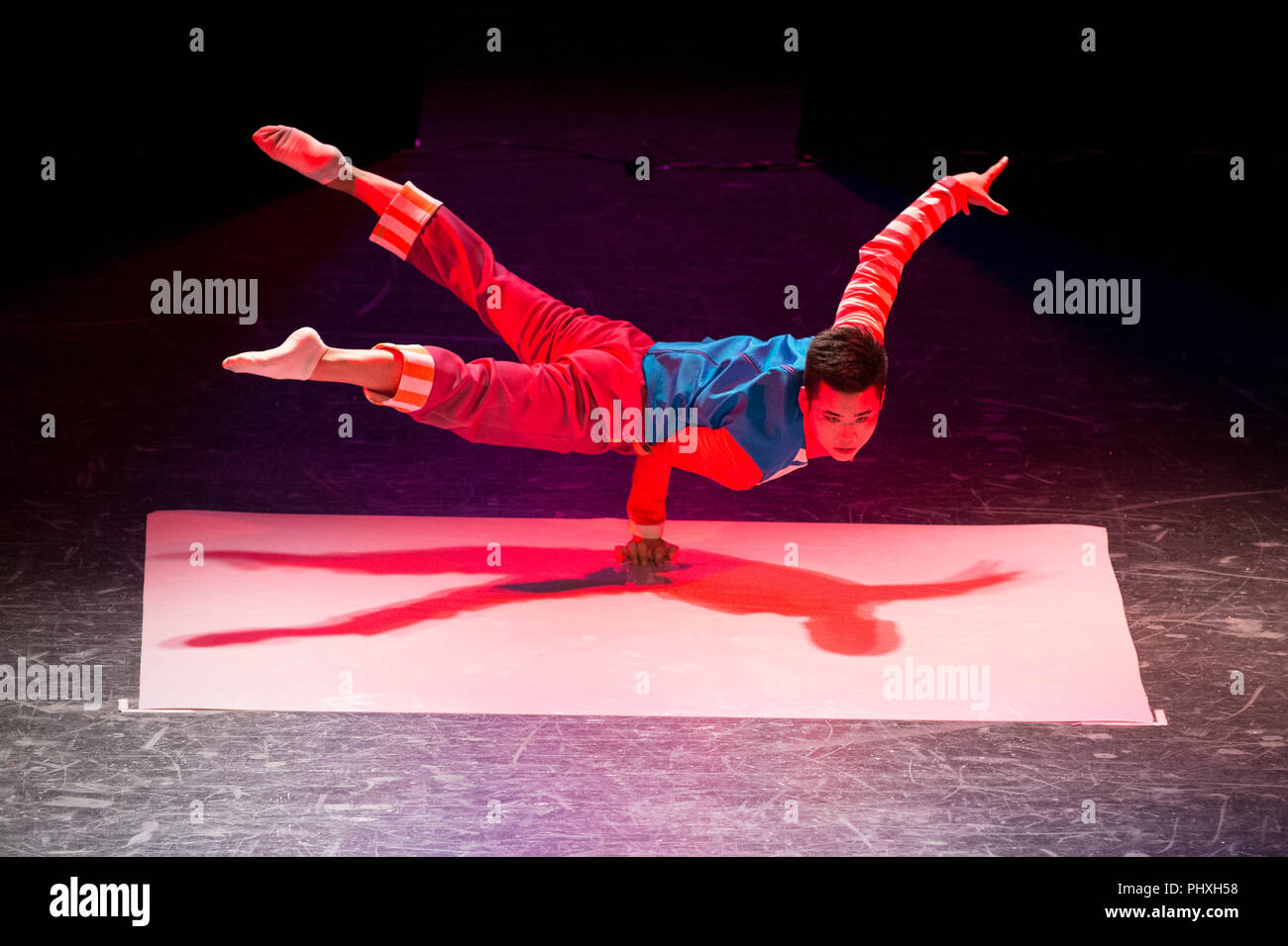 Saint Prex (Suisse). Sep, 2018 2. Un acrobate de la China National Acrobatic Troupe exécute pendant 'China Goes Pop', un spectacle spectacle multi-arts martiaux, comédie physique et éblouissante d'acrobatie, à Saint-Prex, Suisse, 2 septembre 2018. Credit : Xu Jinquan/Xinhua/Alamy Live News Banque D'Images