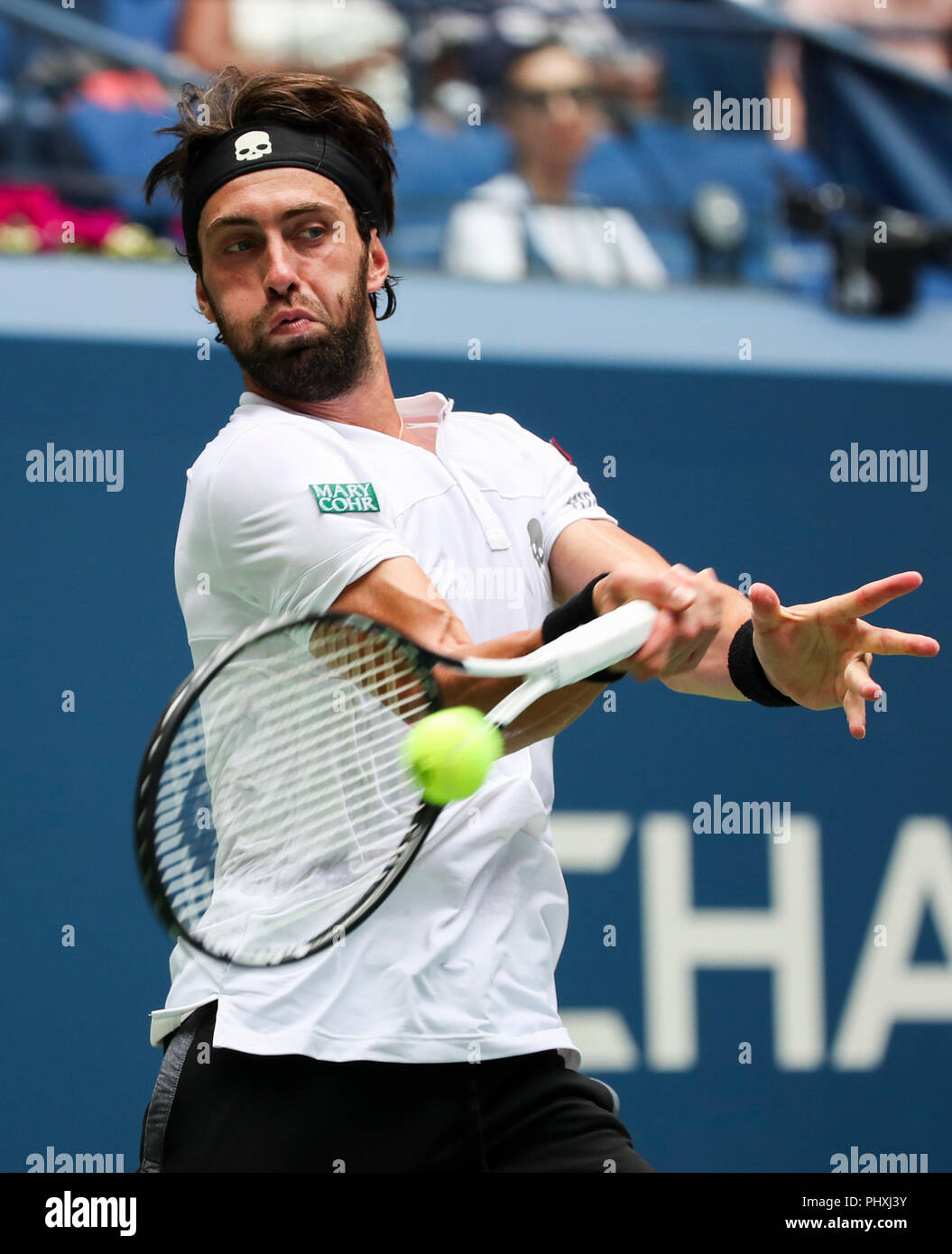 New York, USA. Sep, 2018 2. Nikoloz Basilashvili de Géorgie hits un retour lors de la quatrième ronde du tournoi match contre Rafael Nadal d'Espagne à l'US Open 2018 à New York, États-Unis, 2 septembre 2018. Nadal a gagné 3-1. Credit : Wang Ying/Xinhua/Alamy Live News Banque D'Images