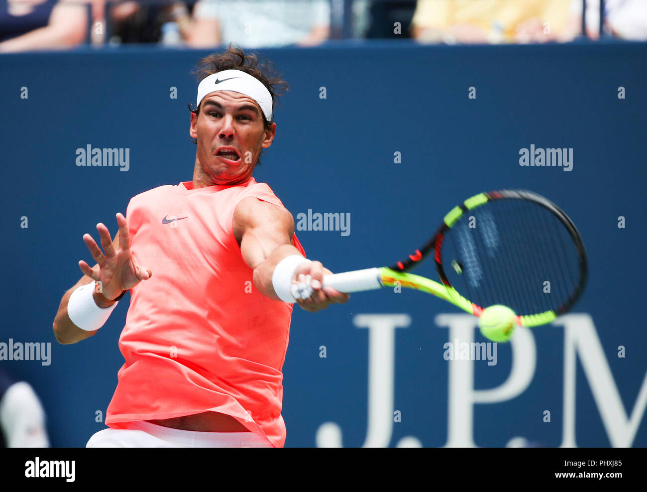 New York, USA. Sep, 2018 2. Rafael Nadal d'Espagne hits un retour lors de la quatrième ronde du tournoi match contre Nikoloz Basilashvili de Géorgie à l'US Open 2018 à New York, États-Unis, 2 septembre 2018. Nadal a gagné 3-1. Credit : Wang Ying/Xinhua/Alamy Live News Banque D'Images