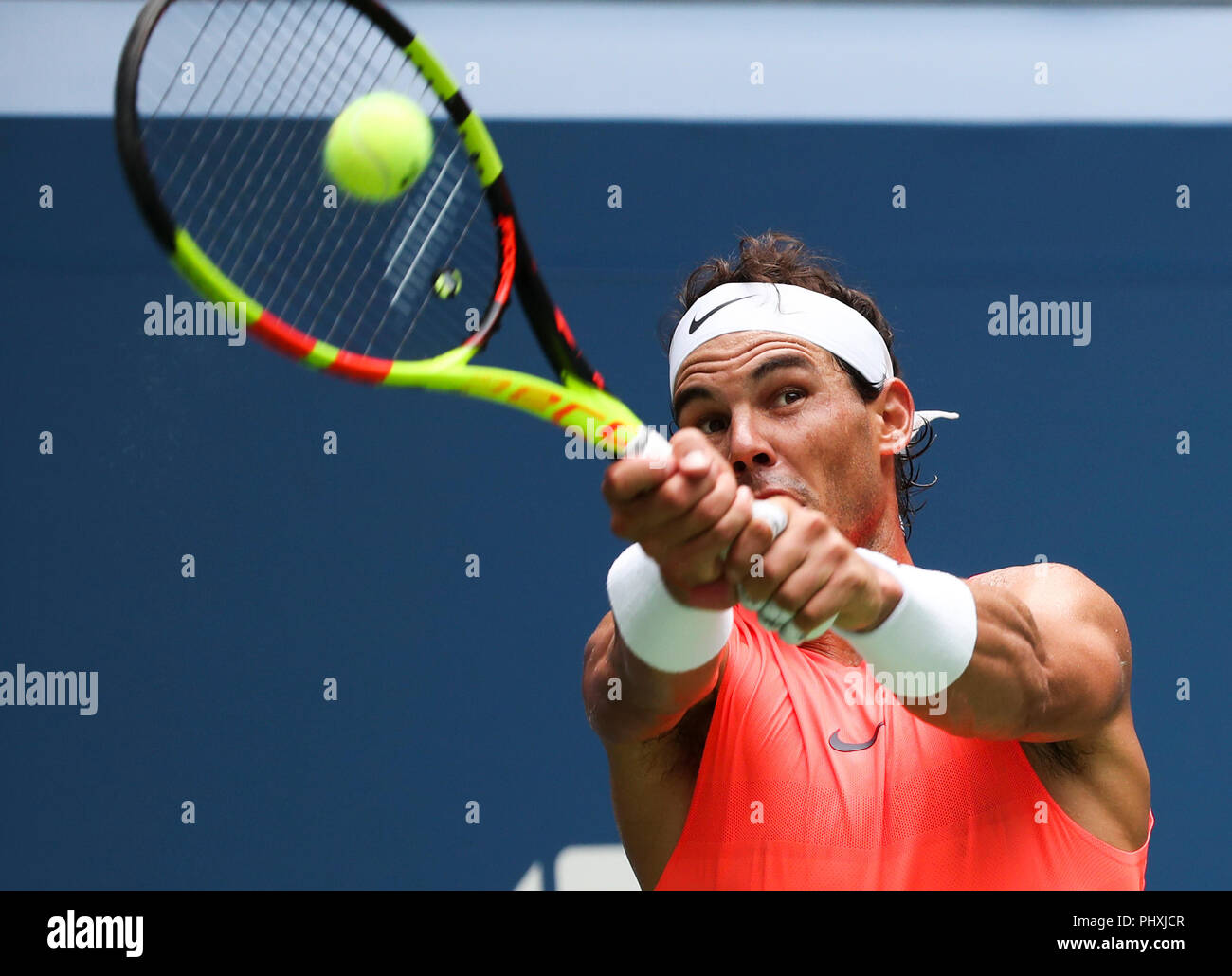 New York, USA. Sep, 2018 2. Rafael Nadal d'Espagne hits un retour lors de la quatrième ronde du tournoi match contre Nikoloz Basilashvili de Géorgie à l'US Open 2018 à New York, États-Unis, 2 septembre 2018. Nadal a gagné 3-1. Credit : Wang Ying/Xinhua/Alamy Live News Banque D'Images