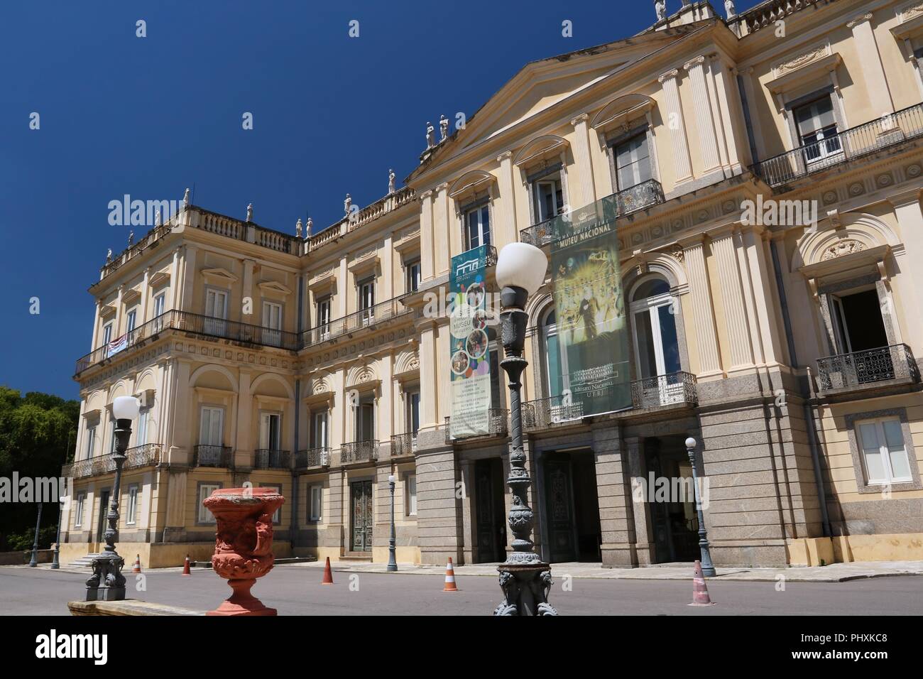 Photos de fichier : Rio de Janeiro, Brésil. Décembre 2017. Musée National du Brésil, la plus ancienne institution scientifique du pays et l'un des plus importants musées d'histoire naturelle, a été complètement détruit par le feu aujourd'hui, 2 septembre 2018. Cette photo est de décembre 2017. Crédit : Maria Adelaide Silva/Alamy Live News Banque D'Images