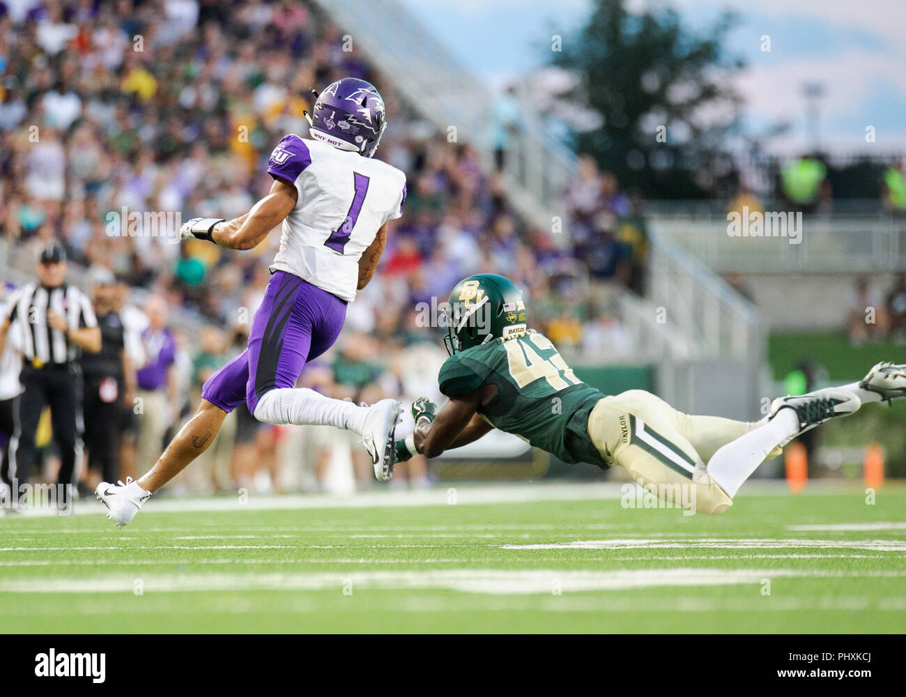 Waco, Texas, USA. Du 1er septembre 2018. Baylor Bears coffre Jairon McVea (42) tente de s'attaquer à des Wildcats de Abilene Christian receveur D.J. Fuller (1) durant la première moitié de la NCAA Football match entre les Wildcats de Abilene Christian et au Baylor Bears à McLane Stadium à Waco, Texas. Matthew Lynch/CSM/Alamy Live News Banque D'Images