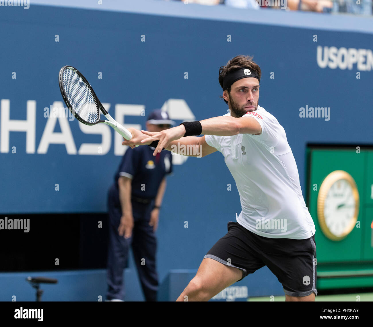 New York, États-Unis. 09Th Nov, 2018. New York, NY - 2 septembre 2018 : Nikoloz Basilashvili de Géorgie retourne ball au cours de l'US Open 2018 4ème tour match contre Rafael Nadal de l'Espagne à l'USTA Billie Jean King National Tennis Center Crédit : lev radin/Alamy Live News Banque D'Images