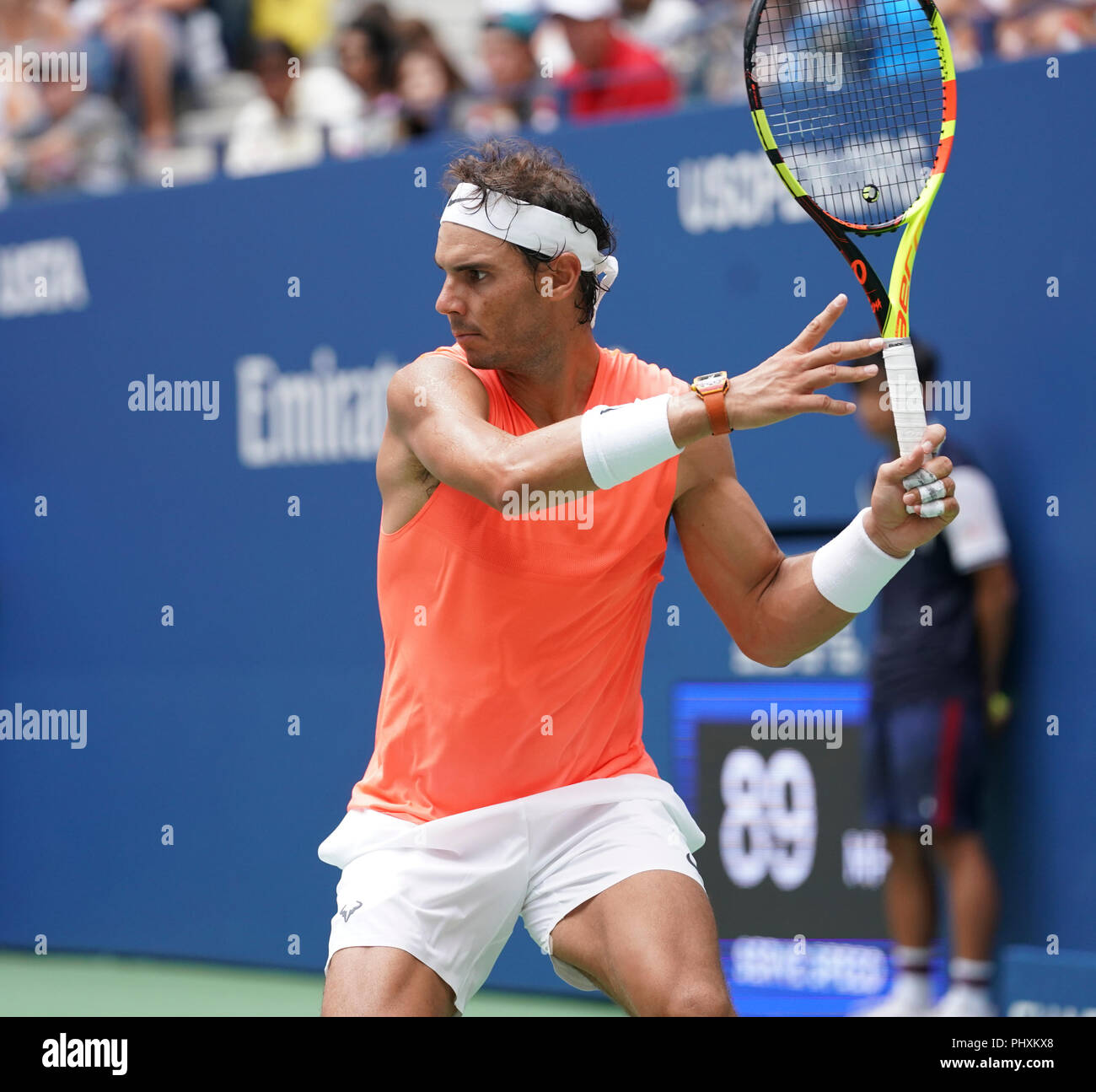 New York, États-Unis. 09Th Nov, 2018. New York, NY - 2 septembre 2018 : Rafael Nadal de retour en Espagne au cours de balle US Open 2018 4ème tour match contre Nikoloz Basilashvili de Géorgie à l'USTA Billie Jean King National Tennis Center Crédit : lev radin/Alamy Live News Banque D'Images