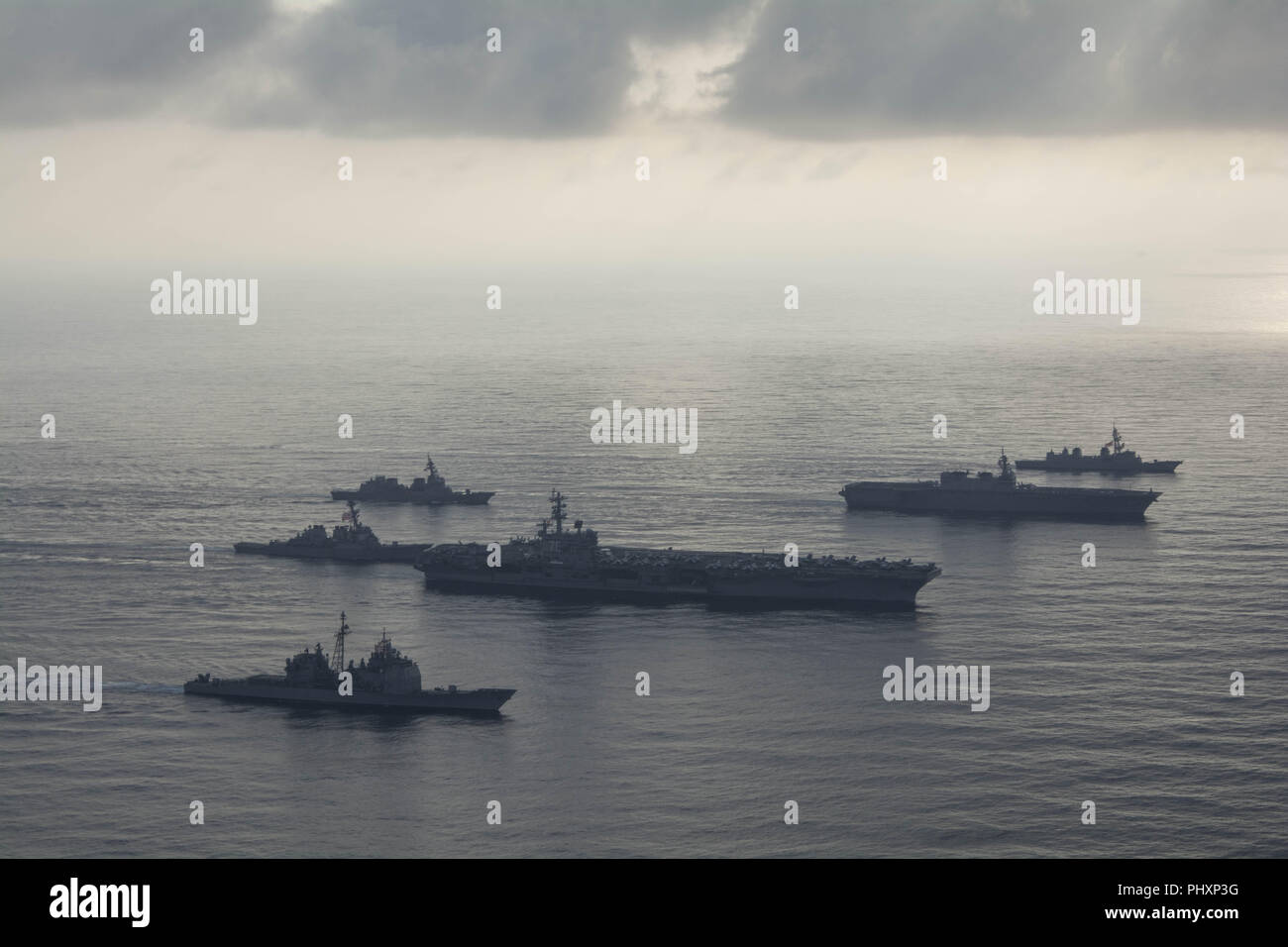 Mer de Chine du Sud. Août 31, 2018. Mer de Chine du Sud (16 août 2000 31, 2018) Le porte-avions USS Ronald Reagan (CVN 76), deuxième à partir de la bas, premier navire de la Ronald Reagan, le groupe aéronaval du croiseur lance-missiles USS ANTIETAM (CG 54), en bas, et les missiles USS Milius (DDG 69), gauche, effectuer un exercice de photo avec le Japon d'autodéfense maritime (JMSDF) destroyer hélicoptère JS Kaga (DDH 184), deuxième en partant du haut, et les destroyers JMSDF JS Inazuma (DD 105) et JS Suzutsuki (DD 117). Le groupe aéronaval du Ronald Reagan est l'avant-déployés aux États-Unis 7e domaine de la flotte Banque D'Images