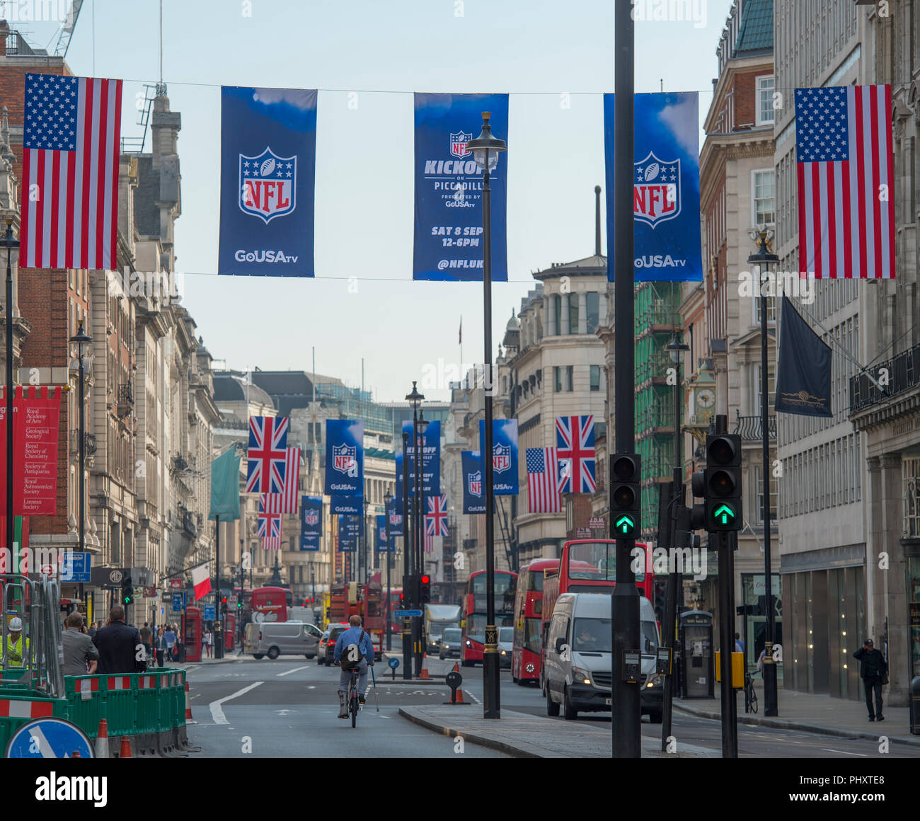 Piccadilly, Londres, Royaume-Uni. 3 Septembre, 2018. Je vois des drapeaux dans Piccadilly comme la National Football League (NFL) prendra en charge l'un des endroits les plus emblématiques de Londres le samedi 8 septembre, qui célèbre le début de la saison 2018 avec NFL Kickoff sur Piccadilly, présenté par GoUSA plat. Credit : Malcolm Park/Alamy Live News. Banque D'Images