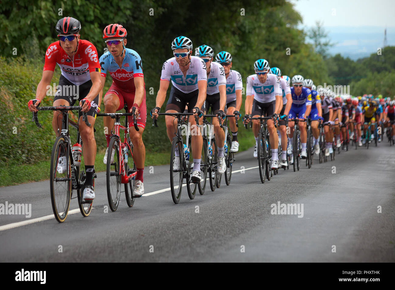 South Molton, UK. 3e Septemner 2018. Ian Stannard conduit l'équipe Sky à la tête du peloton en haut de la colline de Tiverton glisser sur la route de South Molton Devon dans l'étape du Tour de Grande-Bretagne 2018 Hughes-Jones Crédit : Martin/Alamy Live News Banque D'Images