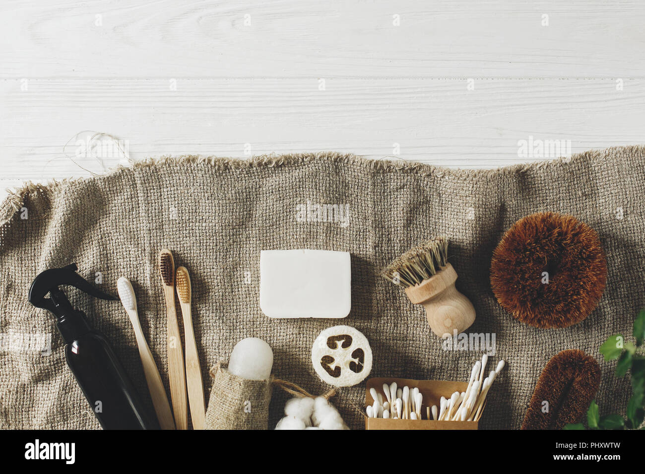 Zero Dechets Television Lay Home Essentials Plastique Articles Gratuits Eco Bambou Naturel Deodorant Crystal Brosse A Dents Savon Luffa Noix De Coco Pinceaux Batonnets D Oreille Lit Bebe Photo Stock Alamy