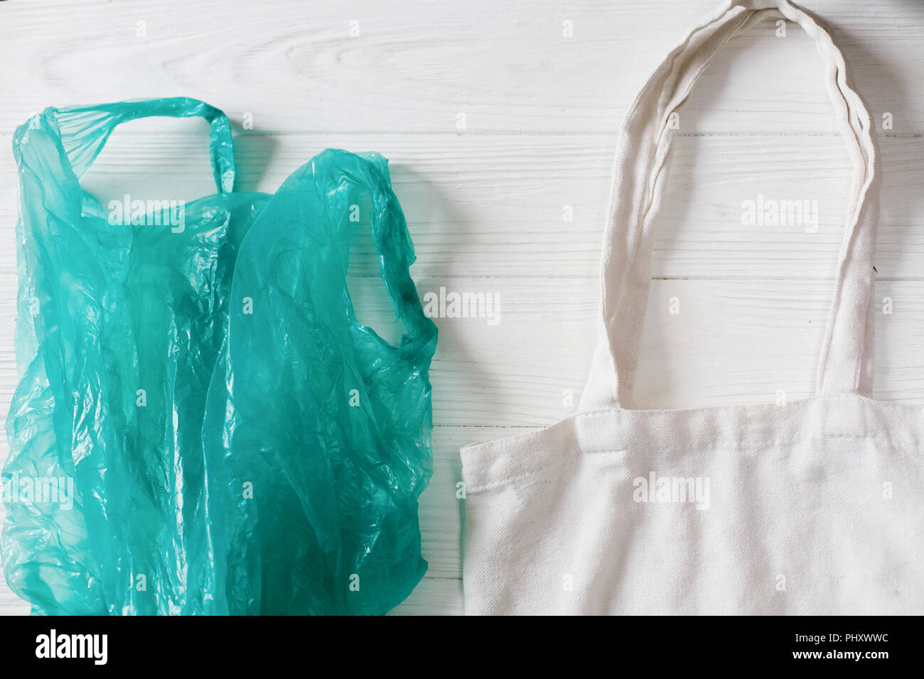 Ban plastique. Le sac en plastique avec naturel eco sac réutilisable pour le shopping, télévision jeter sur fond rustique. style de vie durable concept. zéro déchets. pl Banque D'Images