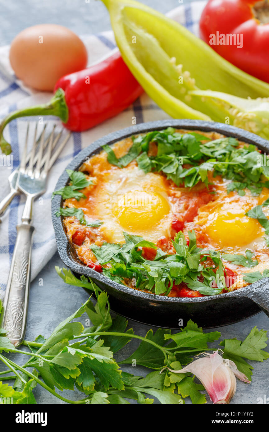 Shakshuka. Poêle avec des oeufs dans la sauce tomate. Banque D'Images