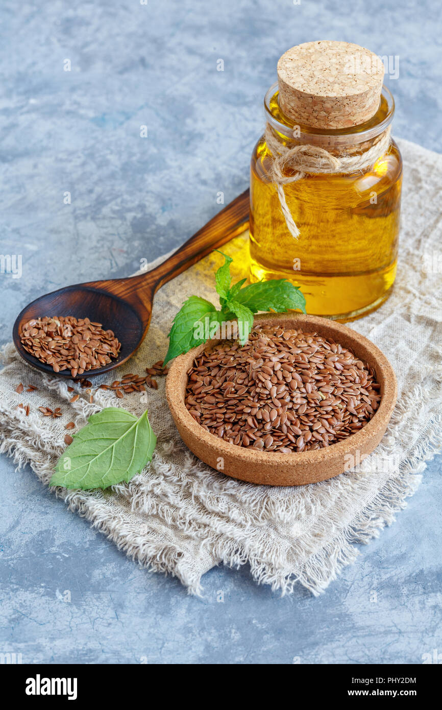 L'huile végétale à partir de graines de lin dans une bouteille en verre. Banque D'Images