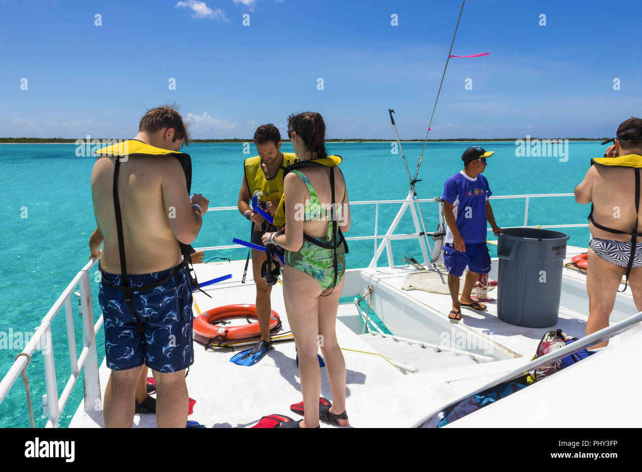 Cozumel, Mexique - Le 04 mai 2018 : Les gens de la plongée avec tuba et sous-marine pêche visite en bateau à la mer des Caraïbes Banque D'Images