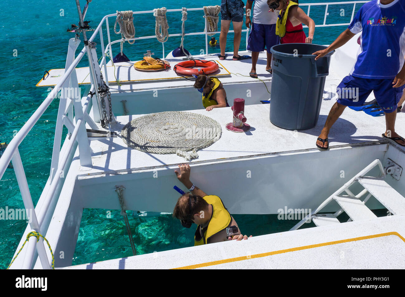 Cozumel, Mexique - Le 04 mai 2018 : Les gens de la plongée avec tuba et sous-marine pêche visite en bateau à la mer des Caraïbes Banque D'Images