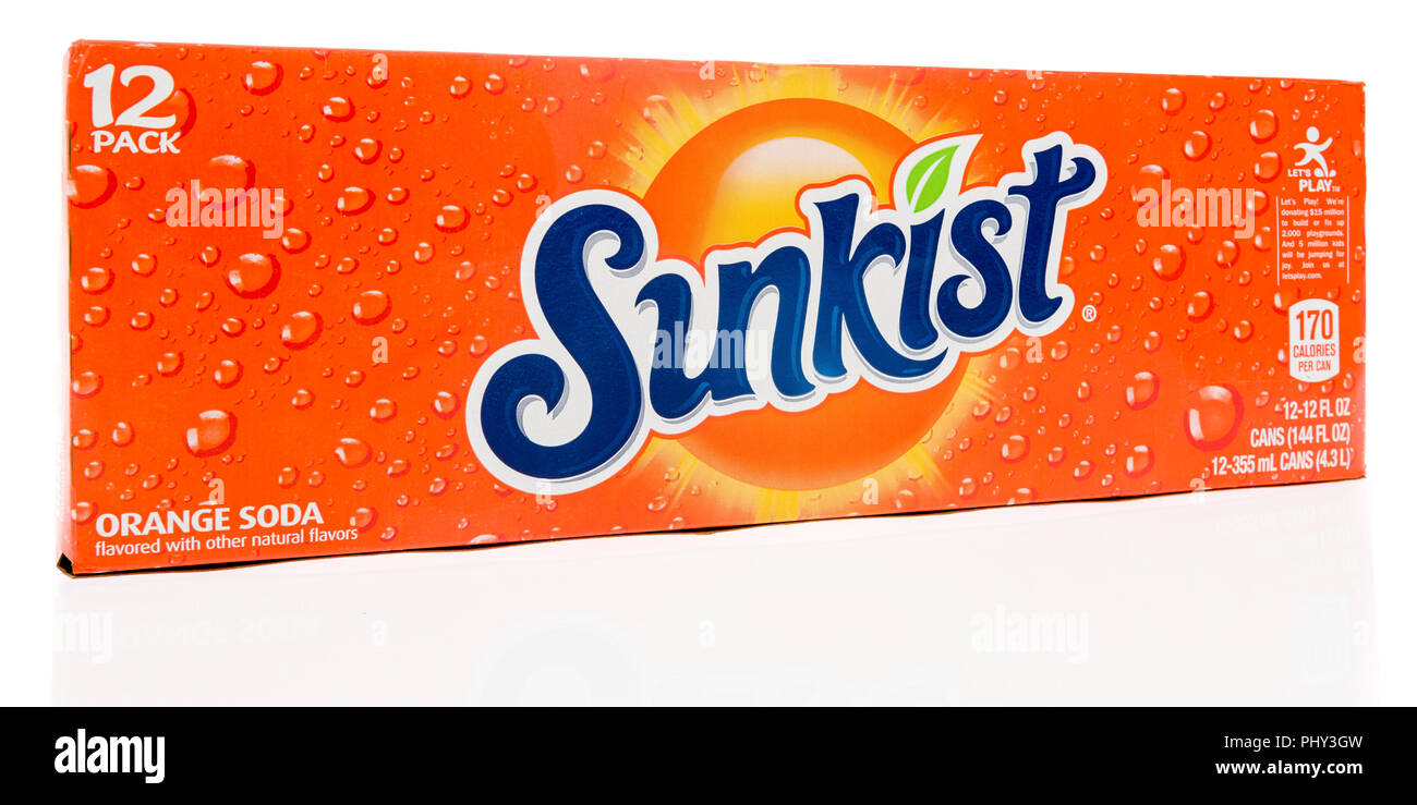 Winneconne, WI - 2 septembre 2018 : un paquet de 12 orange Sunkist soda pop sur un fond isolé Banque D'Images