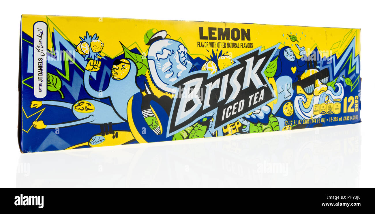 Winneconne, WI - 2 septembre 2018 : un paquet de 12 Thé glacé Brisk Citron soda pop sur un fond isolé Banque D'Images