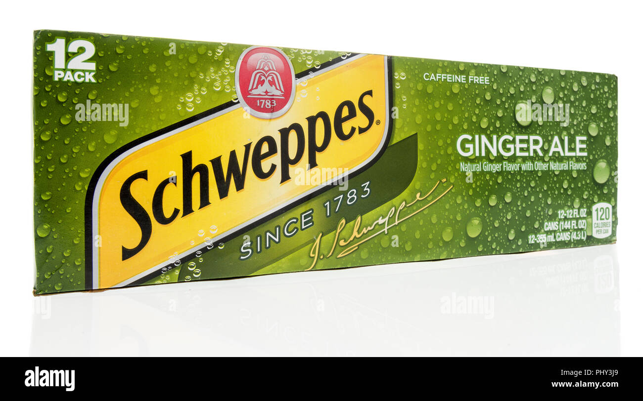 Winneconne, WI - 2 septembre 2018 : un paquet de 12 Schweppes ginger ale soda pop sur un fond isolé Banque D'Images