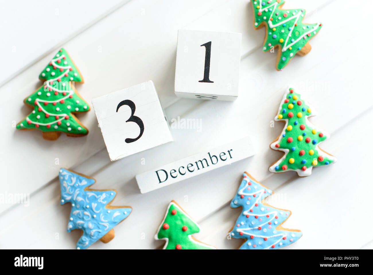 Les biscuits de Noël avec décoration de fête et d'hiver calendrier sur fond de bois blanc. Nouvel An et de noël concept. Banque D'Images