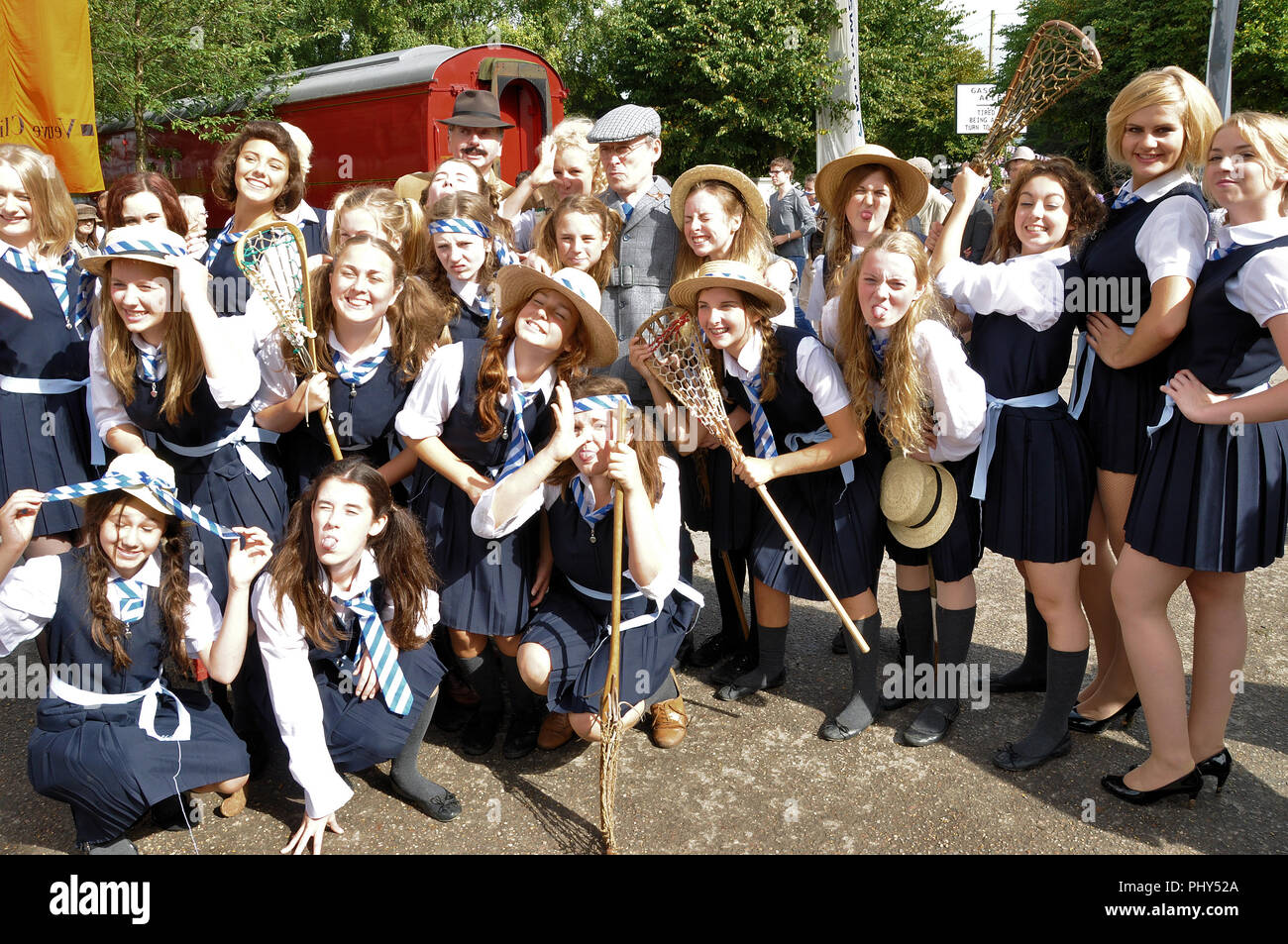 St Trinian's girls au Goodwood Revival. Costumes basé sur les travaux du dessinateur Ronald Searle situé dans St Trinian's School. Vintage costume Banque D'Images