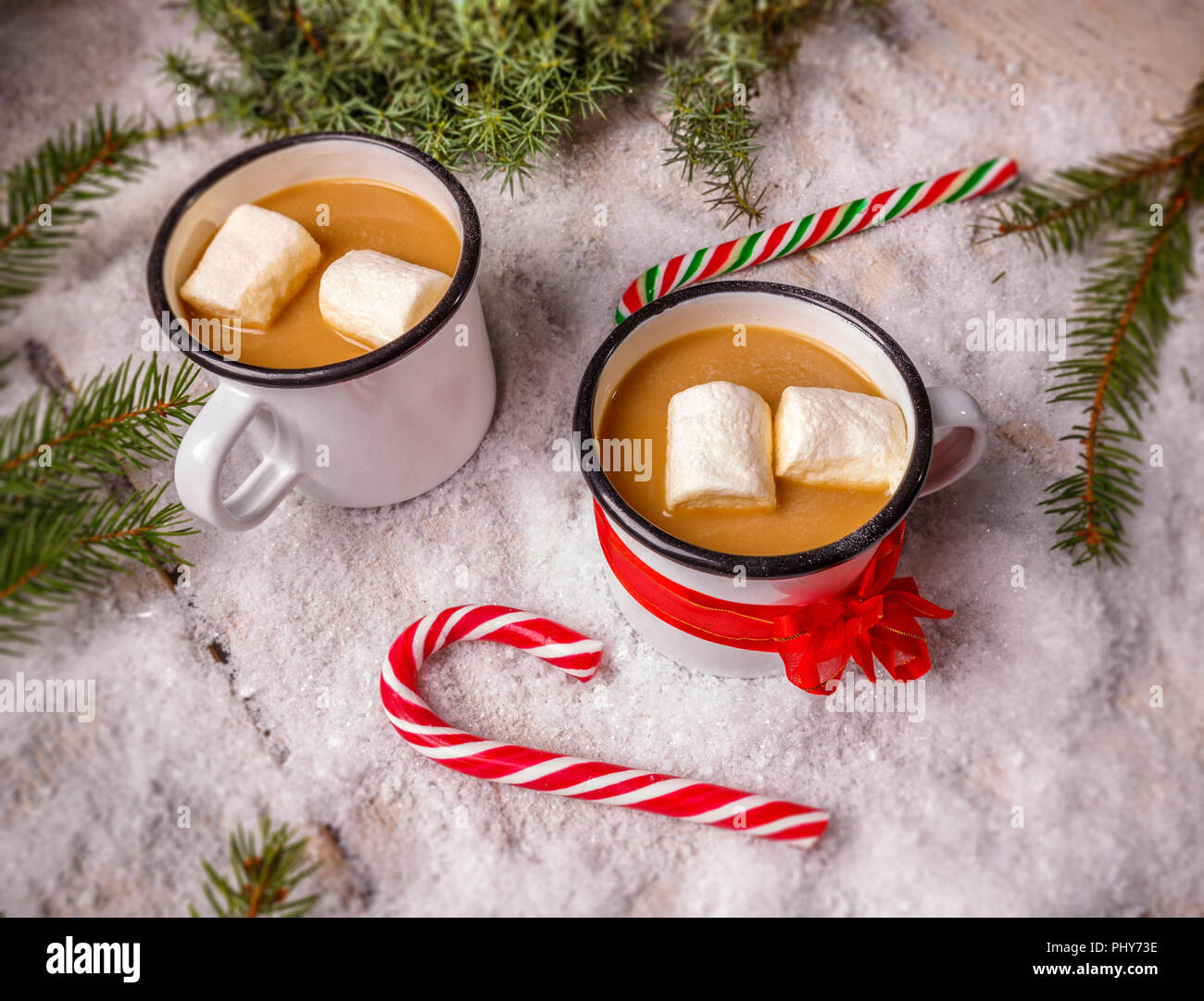 Maison de vacances concept, chocolat chaud avec marsmallow bonbons Banque D'Images