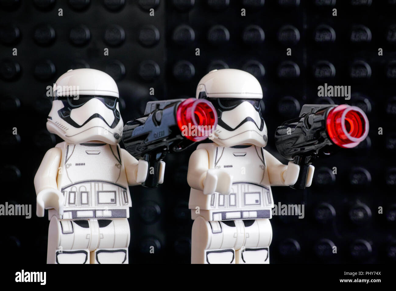 Tambov, Fédération de Russie - Juillet 08, 2018 Deux Stormtroopers Lego Première commande figurines avec blasters sur socles noir arrière-plan. Studio shot. Banque D'Images