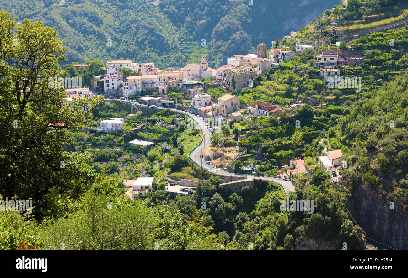 Vue sur rue sinueuse sur les collines de Ravello, Côte Amalfitaine, Italie Banque D'Images
