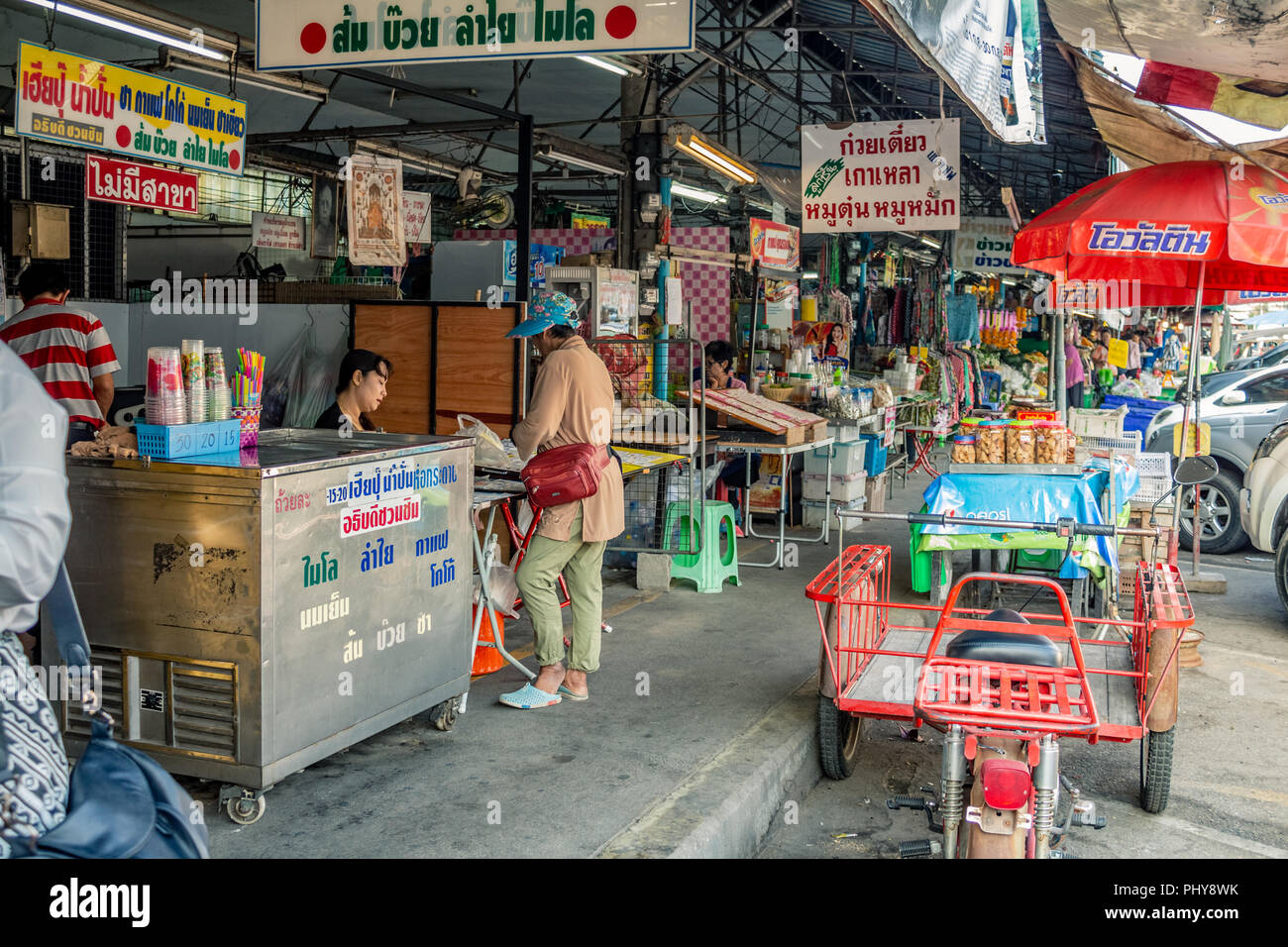 Bangkok, Thaïlande - 27 janvier 2018 : une rue commerçante animée dans le centre de Bangkok, Thaïlande. Banque D'Images