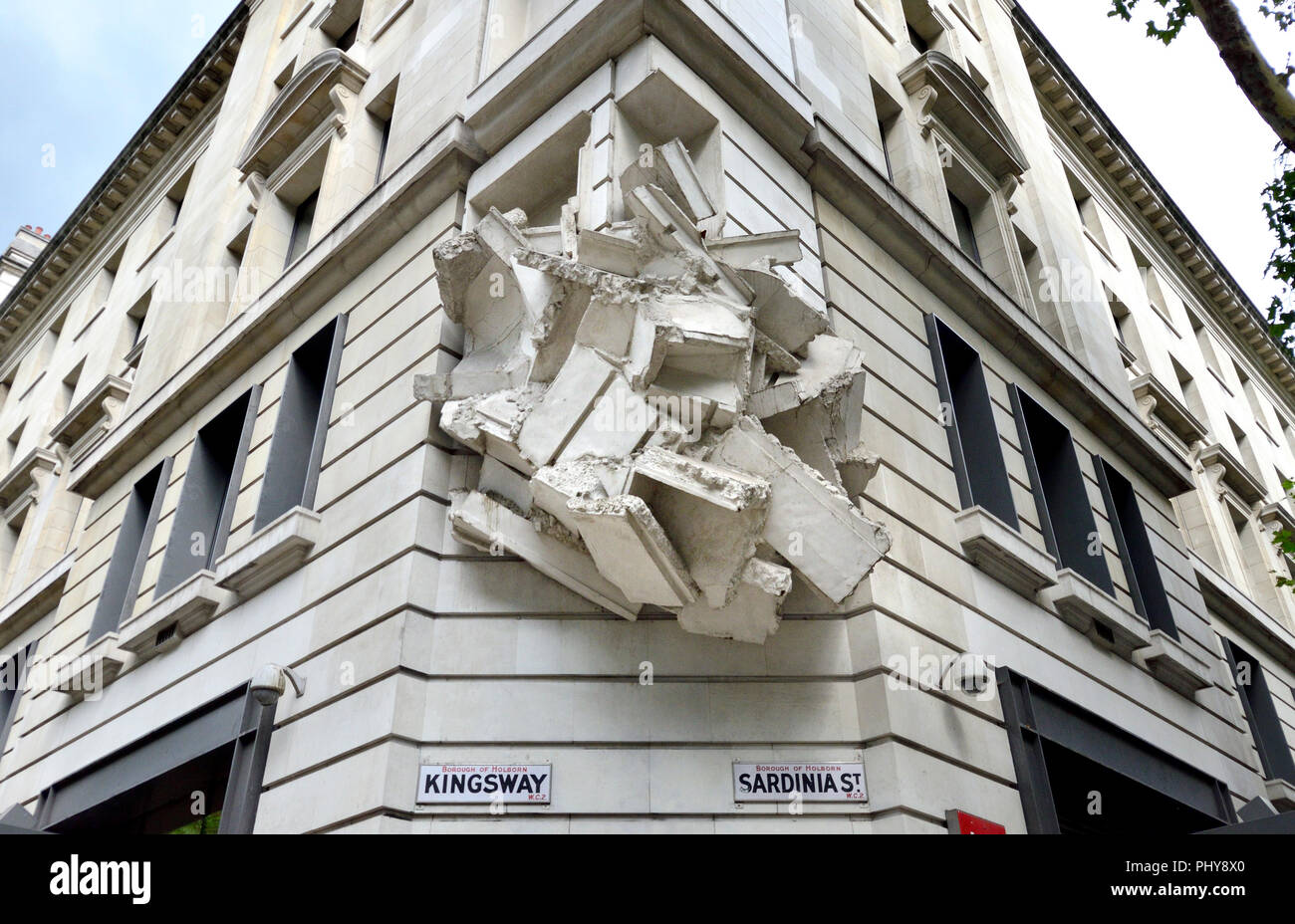 Londres, Angleterre, Royaume-Uni. Le bloc 'carre' sculpture (Richard Wilson : 2009) à l'angle de la London School of Economics, Kingsway et la Sardaigne Street Banque D'Images
