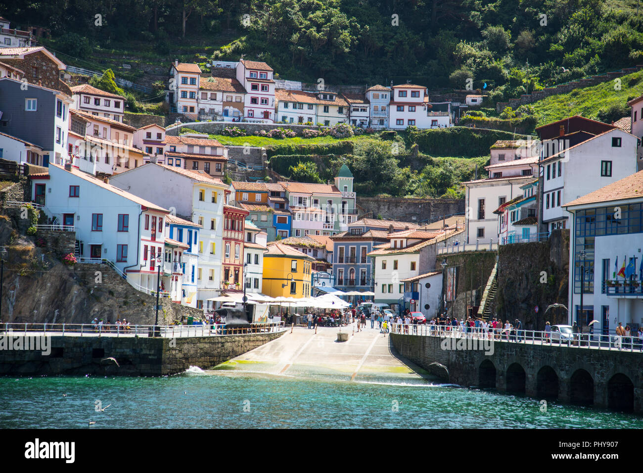 Le village de pêcheurs de Cudillero dans les Asturies, au nord ouest de l'Espagne. Banque D'Images