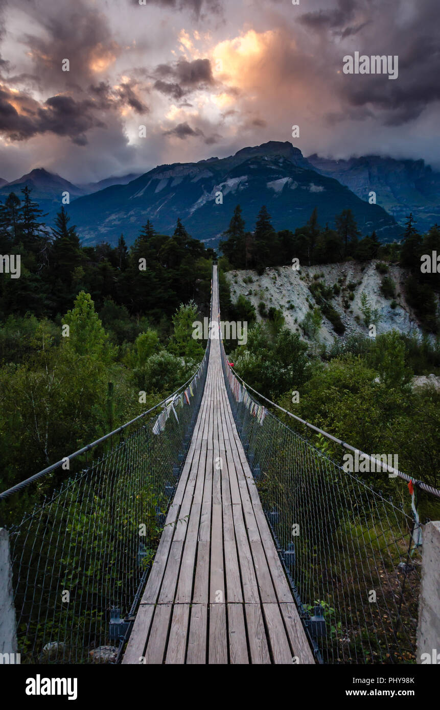 Soir d'un pont suspendu en bois près des villes Susten et Loèche en Canton du Valais Banque D'Images