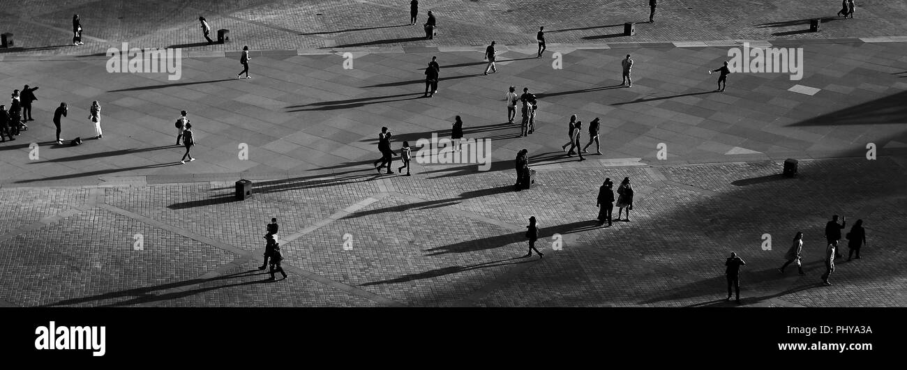 Bannière de touristes marcher sur un fond noir et blanc. Banque D'Images