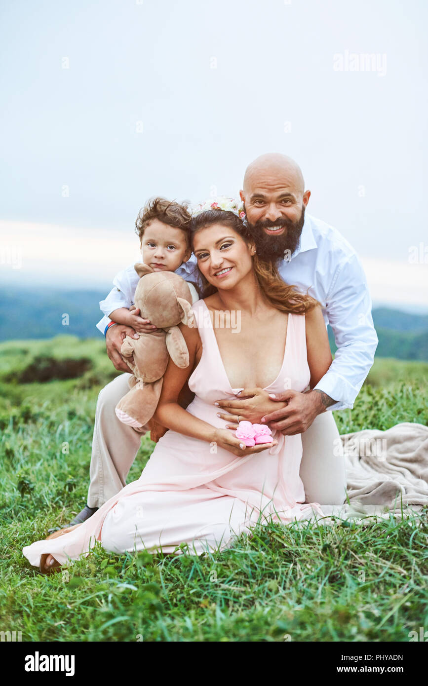 Hispanic young smiling parents en attente de naissance d'un bébé fille Banque D'Images