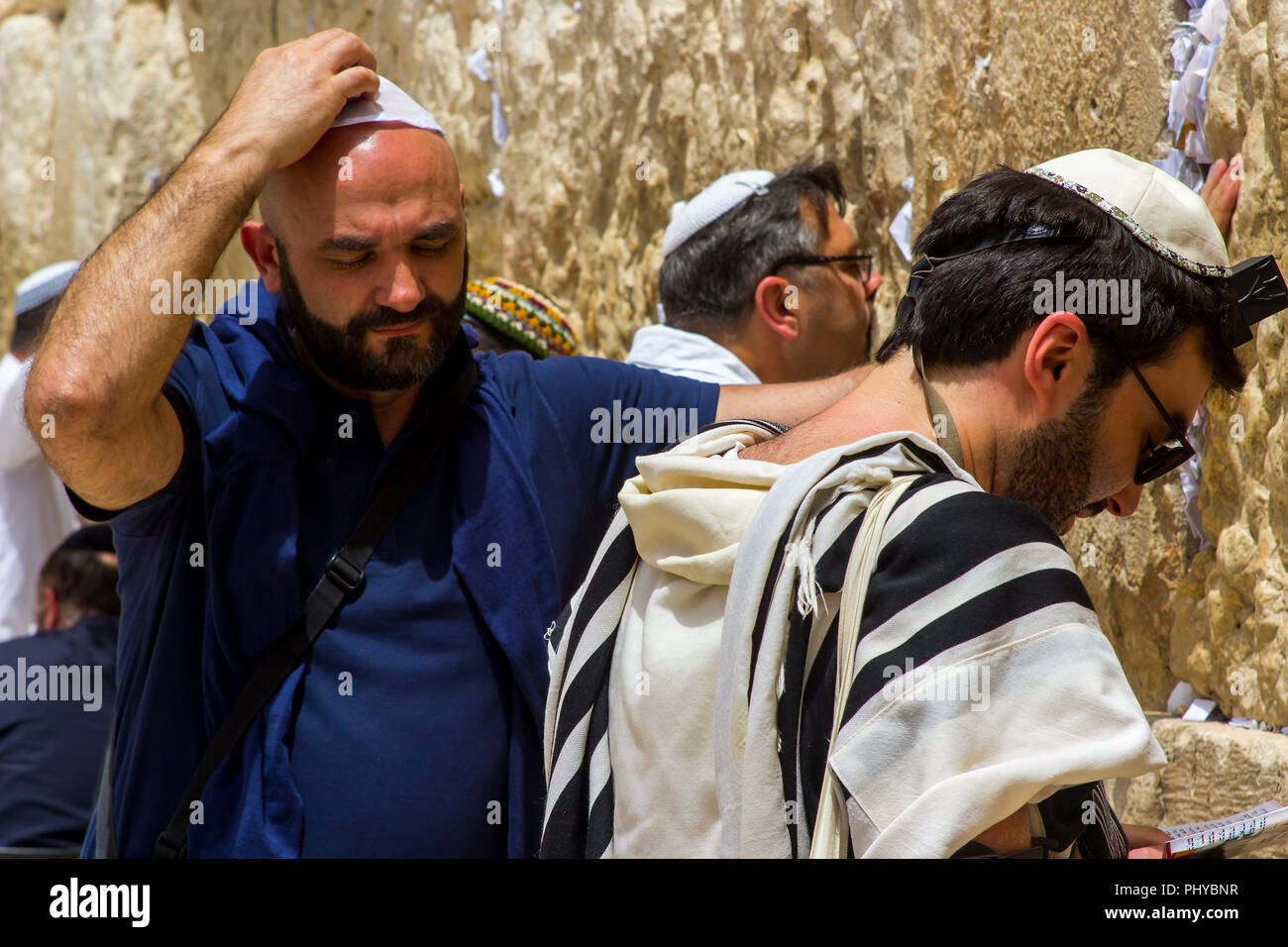 10 mai 2018 pèlerins juifs priant devant le Mur Occidental à Jérusalem Israël Banque D'Images