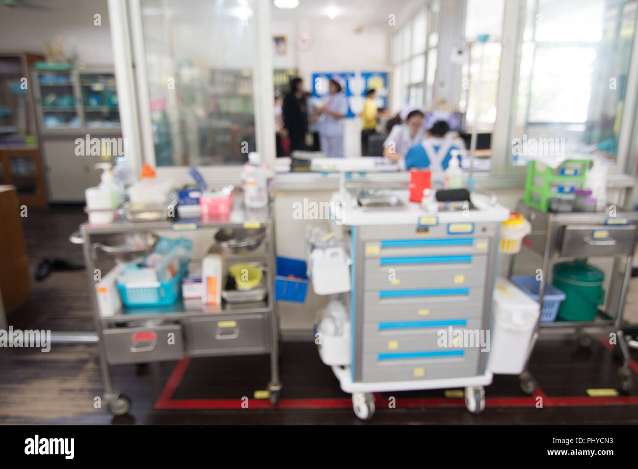 Résumé fond flou station infirmière infirmières derrière en uniforme blanc travaillant en Thaïlande. Banque D'Images