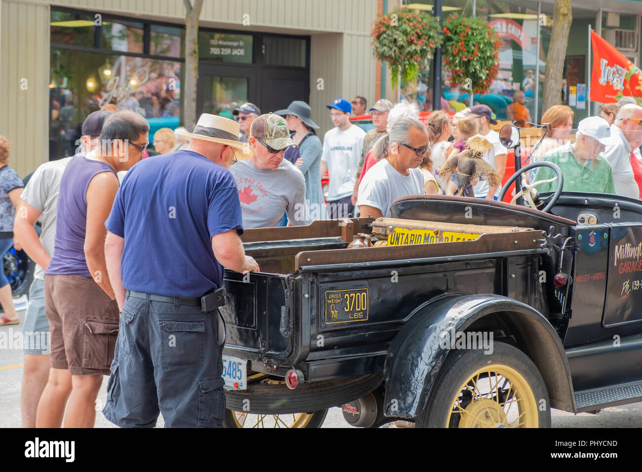 Les amateurs de vieilles voitures vérifier un vintage automobile au centre-ville de Annuel Car Show à Orillia (Ontario). Banque D'Images