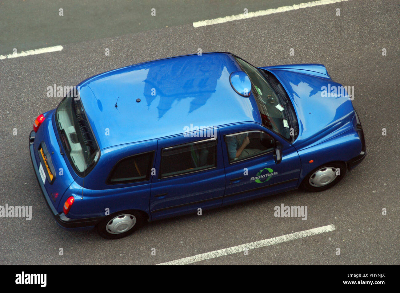 En regardant Blue London Taxi de très haut au-dessus Banque D'Images