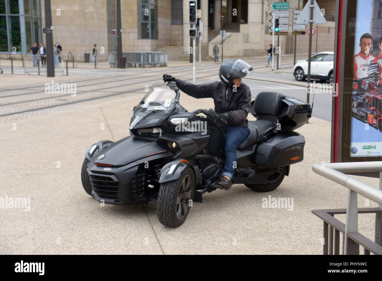 Conduire son propriétaire du Can-Am Spyder F3 moto trikes Delta Limitée avec deux roues avant et une roue motrice à l'arrière Banque D'Images